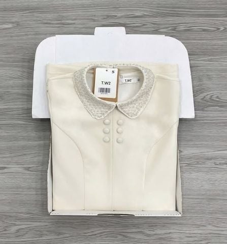 KS1765 - ĐẦM NGẮN NÚT BỌC PHỐI CỔ (KEM)