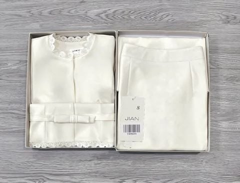 TB9820 - SET ÁO PEPLUM VIỀN REN THẮT NƠ EO, VÁY DÀI (KEM)