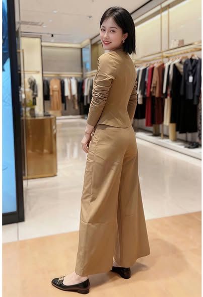 VGU2306 - SET ÁO PHỐI NÚT BỌC, QUẦN DÀI (NÂU ẢNH SÀN)