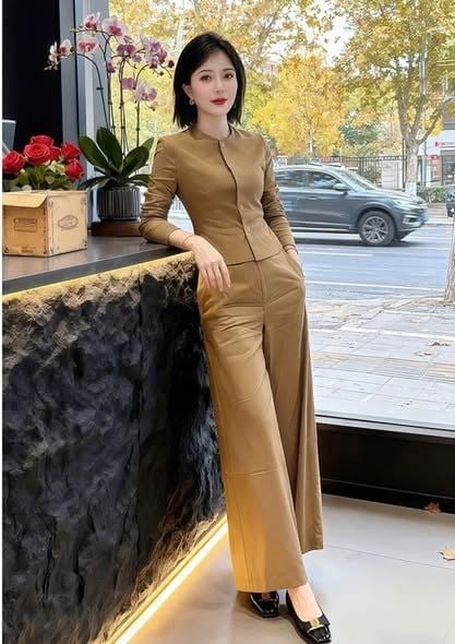 VGU2306 - SET ÁO PHỐI NÚT BỌC, QUẦN DÀI (NÂU ẢNH SÀN)