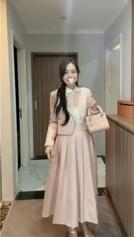 TB9869 - SET ÁO PHỐI NÚT KIỂU, VÁY DÀI XẾP LY (HỒNG) - KHÔNG KÈM SƠMI