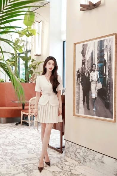 VGU2304 - SET ÁO KIỂU PHỐI DÂY EO, VÁY NGẮN XẾP LY (KEM)