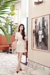 VGU2304 - SET ÁO KIỂU PHỐI DÂY EO, VÁY NGẮN XẾP LY (KEM)