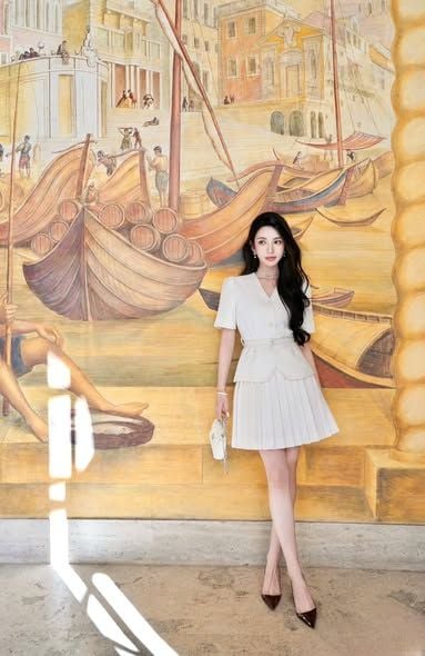 VGU2304 - SET ÁO KIỂU PHỐI DÂY EO, VÁY NGẮN XẾP LY (KEM)