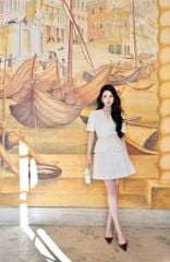 VGU2304 - SET ÁO KIỂU PHỐI DÂY EO, VÁY NGẮN XẾP LY (KEM)