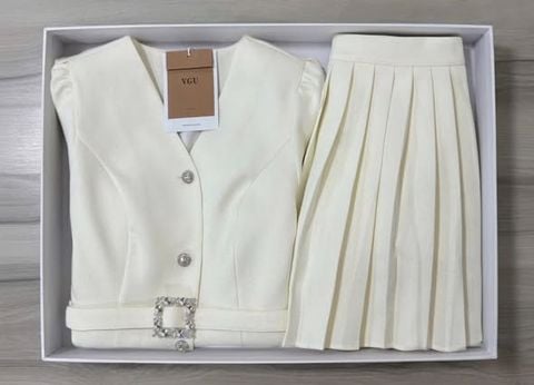 VGU2304 - SET ÁO KIỂU PHỐI DÂY EO, VÁY NGẮN XẾP LY (KEM)