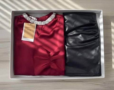 VGU2300 - SET ÁO TAY DÀI ĐỎ CỔ ĐÍNH ĐÁ, VÁY DA NGẮN