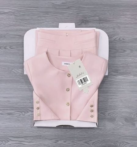 TB9869 - SET ÁO PHỐI NÚT KIỂU, VÁY DÀI XẾP LY (HỒNG) - KHÔNG KÈM SƠMI