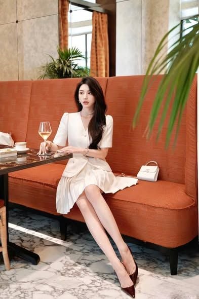 VGU2304 - SET ÁO KIỂU PHỐI DÂY EO, VÁY NGẮN XẾP LY (KEM)