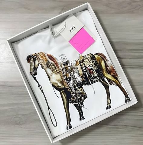 VGU2353 - ÁO THUN IN CHÚ NGỰA SAU LƯNG