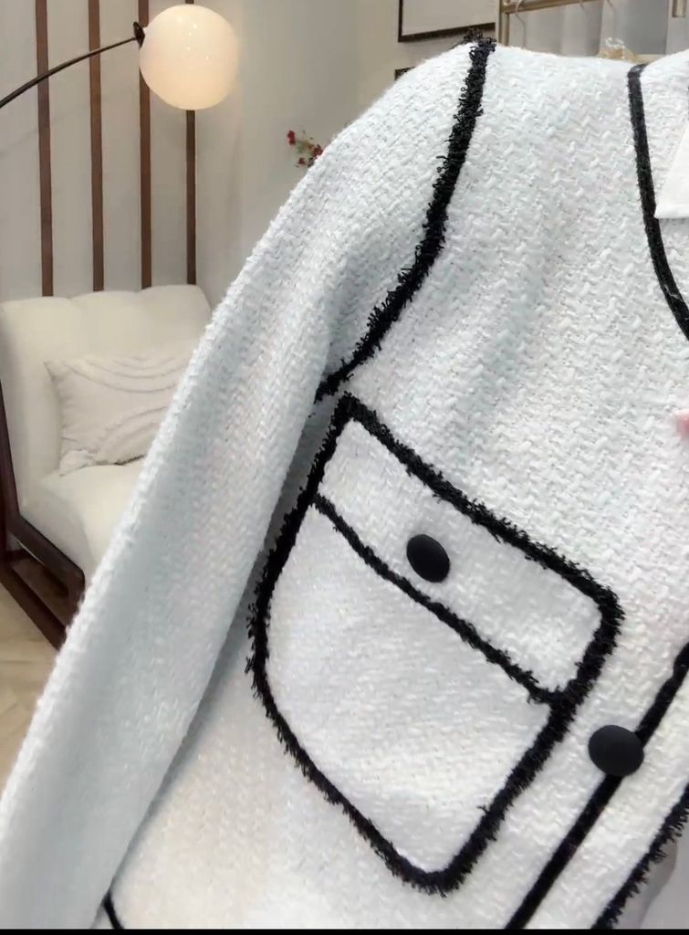 QCC0144-Áo dạ phối viền nhung nút bọc (trắng)