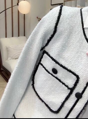 QCC0144-Áo dạ phối viền nhung nút bọc (trắng)