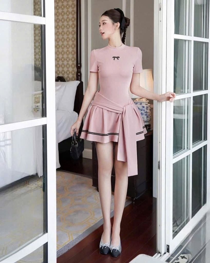 VGU1182 ĐẦM THUN THÊU NƠ EO PHỐI CHOÀNG (HỒNG)