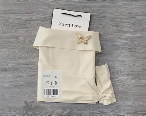 SKY9638 ĐẦM BẸT VAI KÈM TAG BƯỚM (KEM )