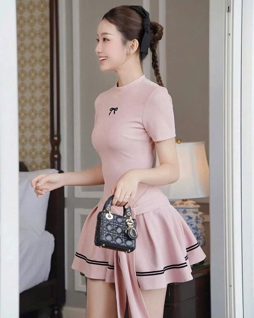 VGU1182 ĐẦM THUN THÊU NƠ EO PHỐI CHOÀNG (HỒNG)