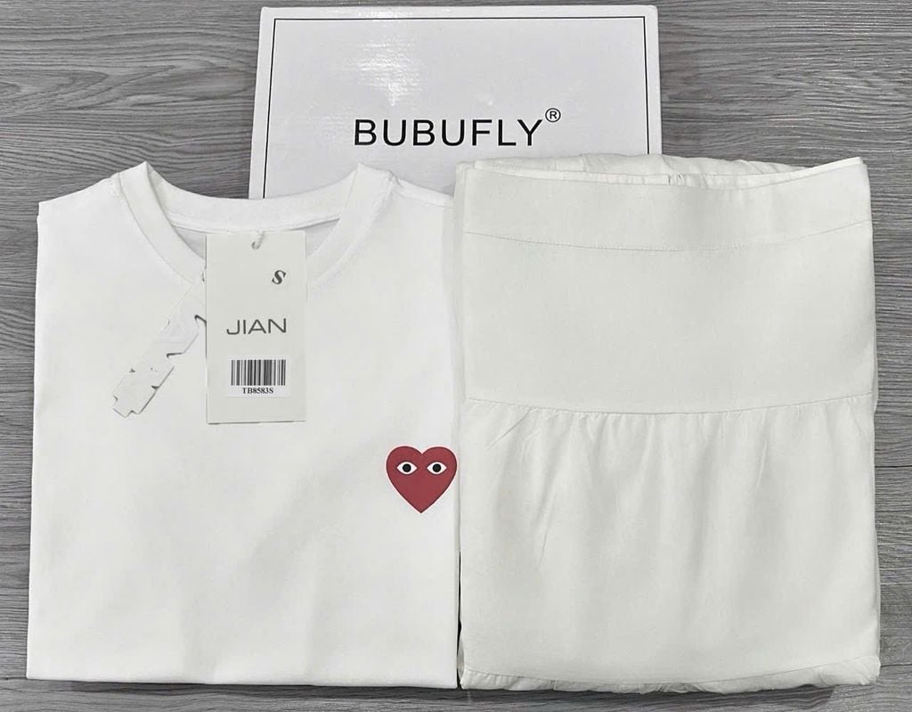TB8583 - SET ÁO THUN LOGO TIM + CHÂN VÁY DÀI TRẮNG