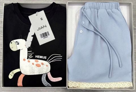 TB8584 - SET ÁO THUN ĐEN IN HÌNH - QUẦN SHORT XANH VIỀN REN