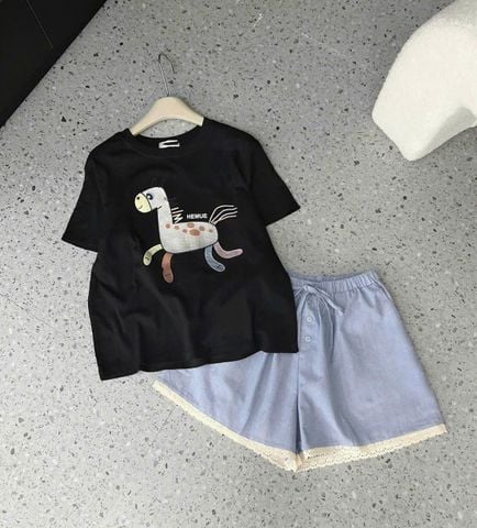 TB8584 - SET ÁO THUN ĐEN IN HÌNH - QUẦN SHORT XANH VIỀN REN