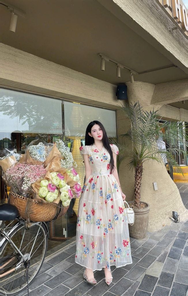 VRA0632-Đầm tơ thêu hoa CC cổ viền ren Kem