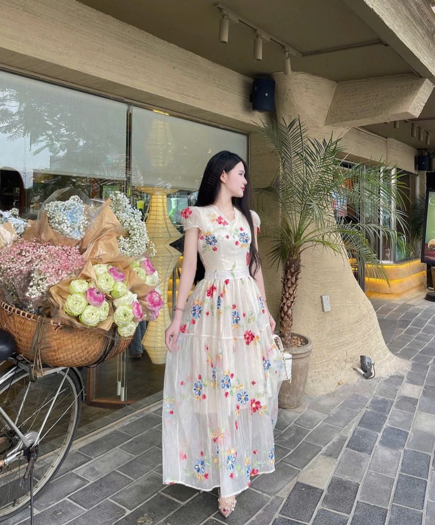 VRA0632-Đầm tơ thêu hoa CC cổ viền ren Kem