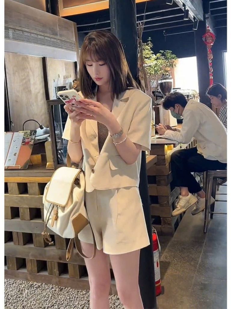 TB8635 Set áo vest form ngắn, Quần short (Trắng Kem)