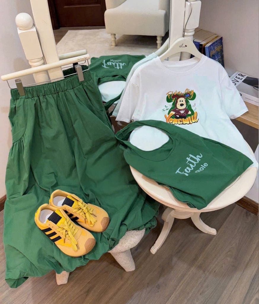 VGU0748 - SET ÁO THUN TRẮNG IN HÌNH CÚN + C.VÁY BÍ XANH KÈM TÚI (3 MÓN)