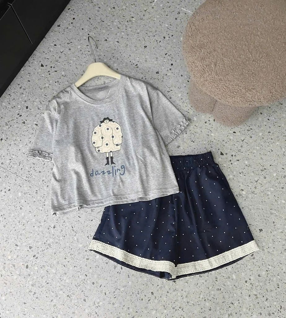 TB8749 Set áo thun viền bèo Xám, Quần short chấm bi