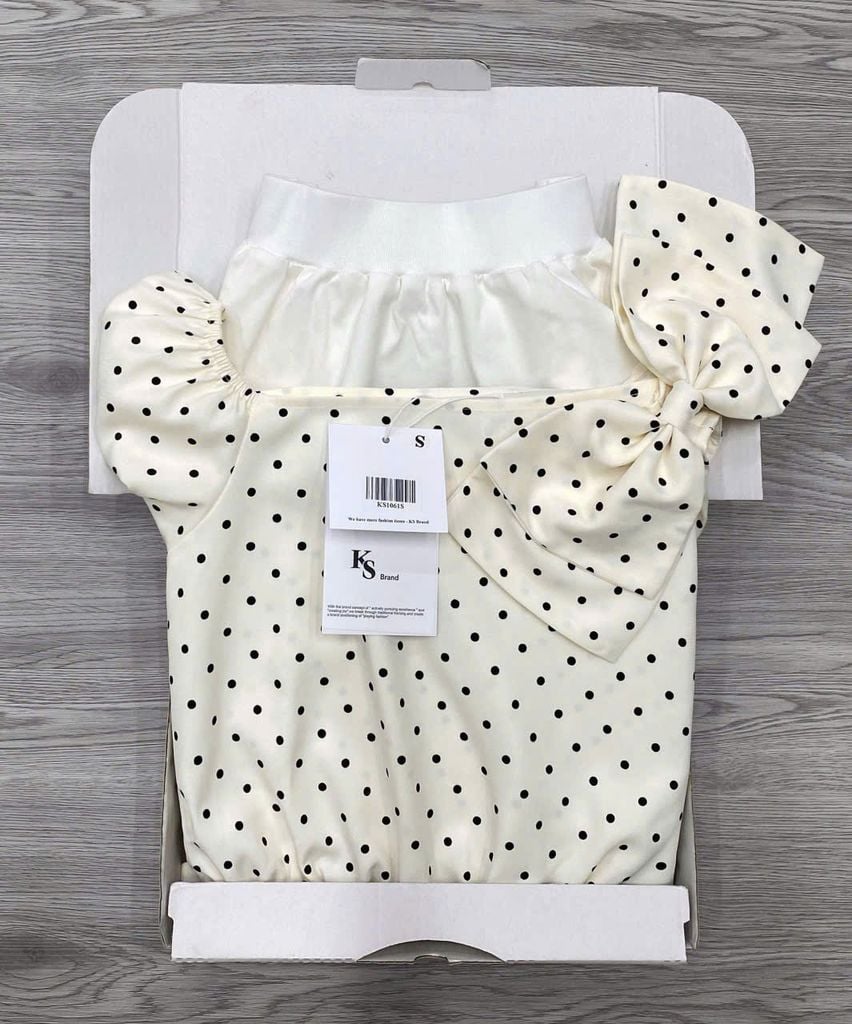 KS1061 - SET ÁO CHẤM BI LỆCH VAI ĐÍNH NƠ - CHÂN VÁY NGẮN