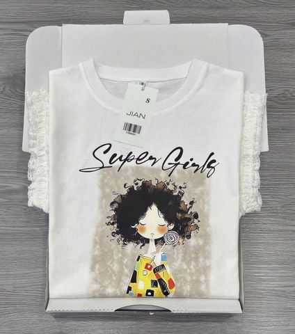 TB8868 - ÁO THUN IN HÌNH SUPER GIRLS TAY VIỀN BÈO - MÀU TRẮNG ( ÁO LẺ)