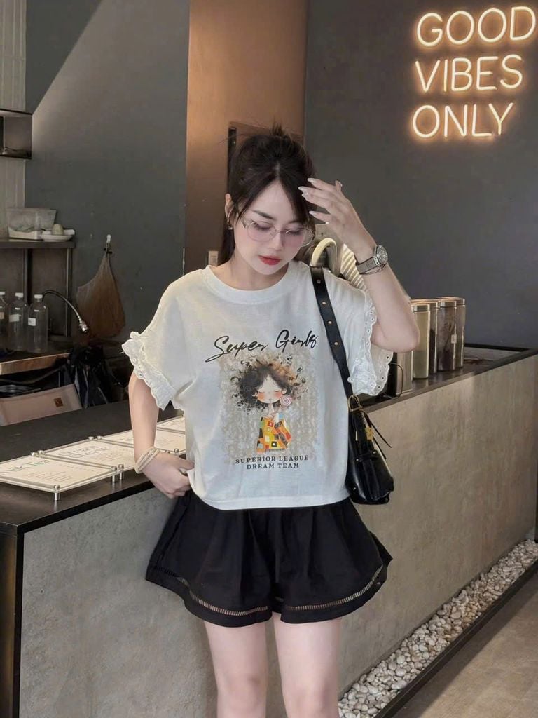TB8868 - ÁO THUN IN HÌNH SUPER GIRLS TAY VIỀN BÈO - MÀU TRẮNG ( ÁO LẺ)