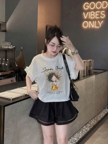 TB8868 - ÁO THUN IN HÌNH SUPER GIRLS TAY VIỀN BÈO - MÀU TRẮNG ( ÁO LẺ)