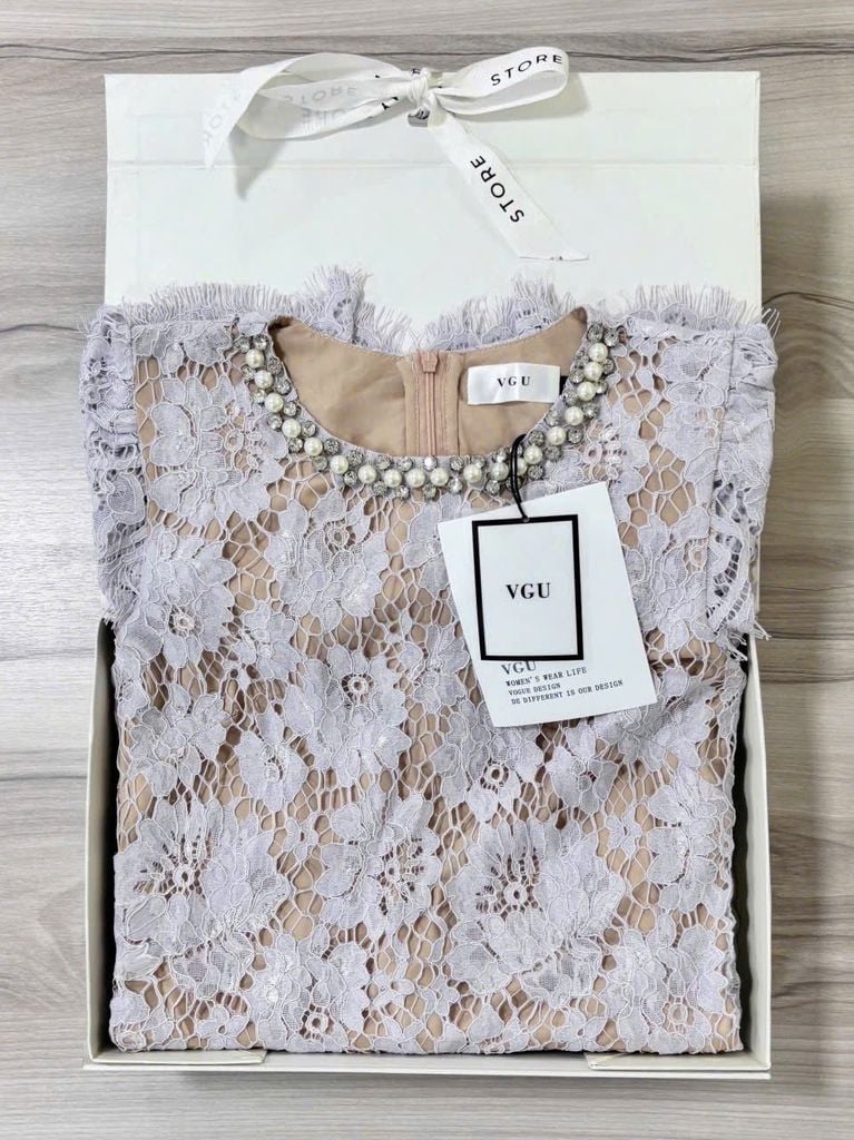 VGU0968 - ĐẦM NGẮN REN PHỐI VIỀN CỔ