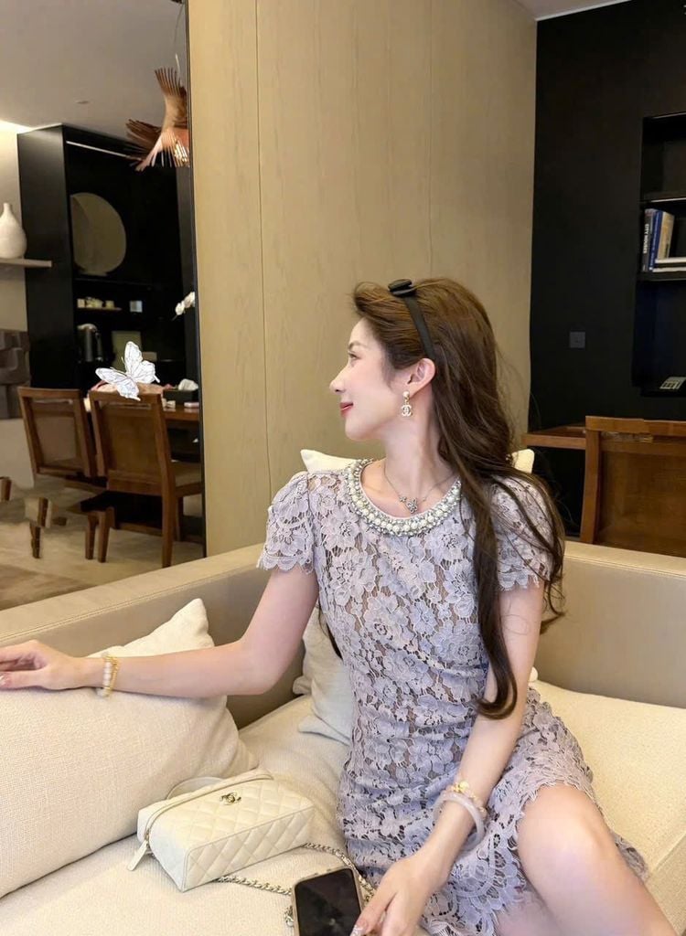VGU0968 - ĐẦM NGẮN REN PHỐI VIỀN CỔ