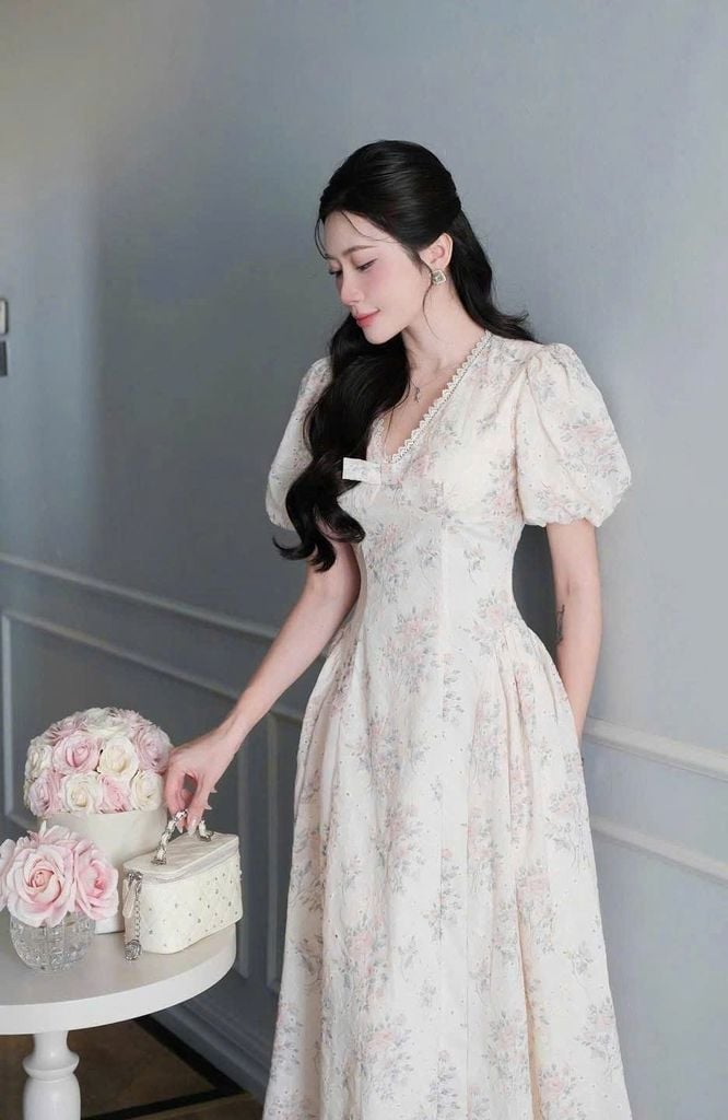 TB5796 ĐẦM HOA THÊU TAY PHỒNG CỔ VIỀN REN