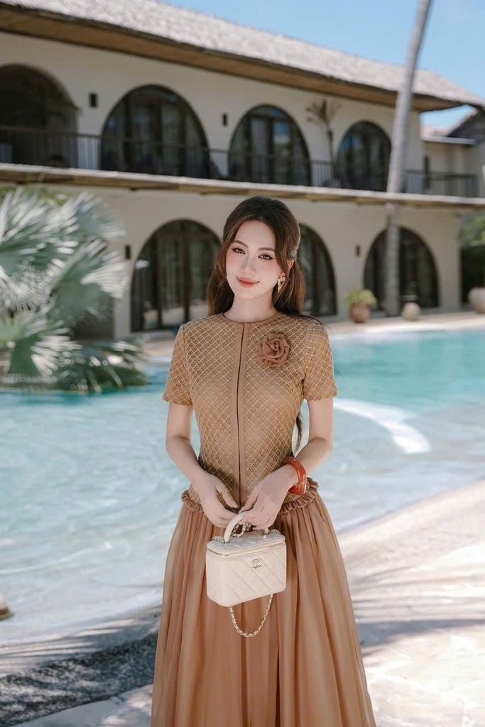 VGU1097 - ĐẦM TIỂU THƯ TAG HOA - MÀU NÂU