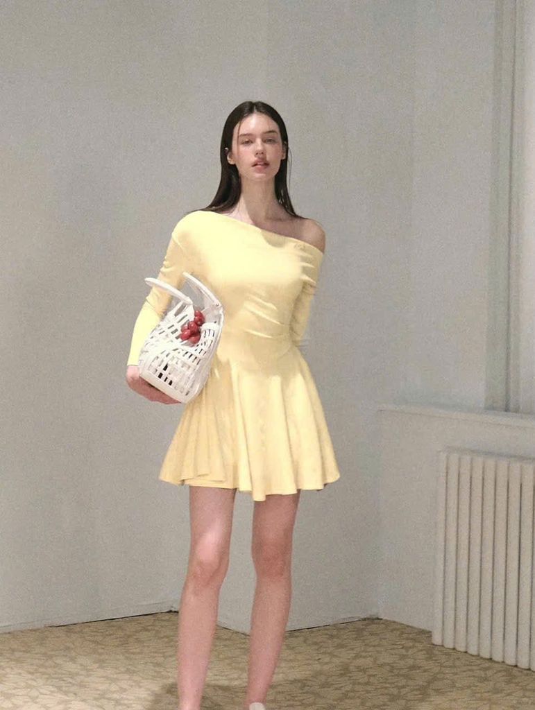 VGU1441 - ĐẦM NGẮN BẸT VAI TAY DÀI ( KÈM QUẦN BẢO HỘ) - MÀU VÀNG