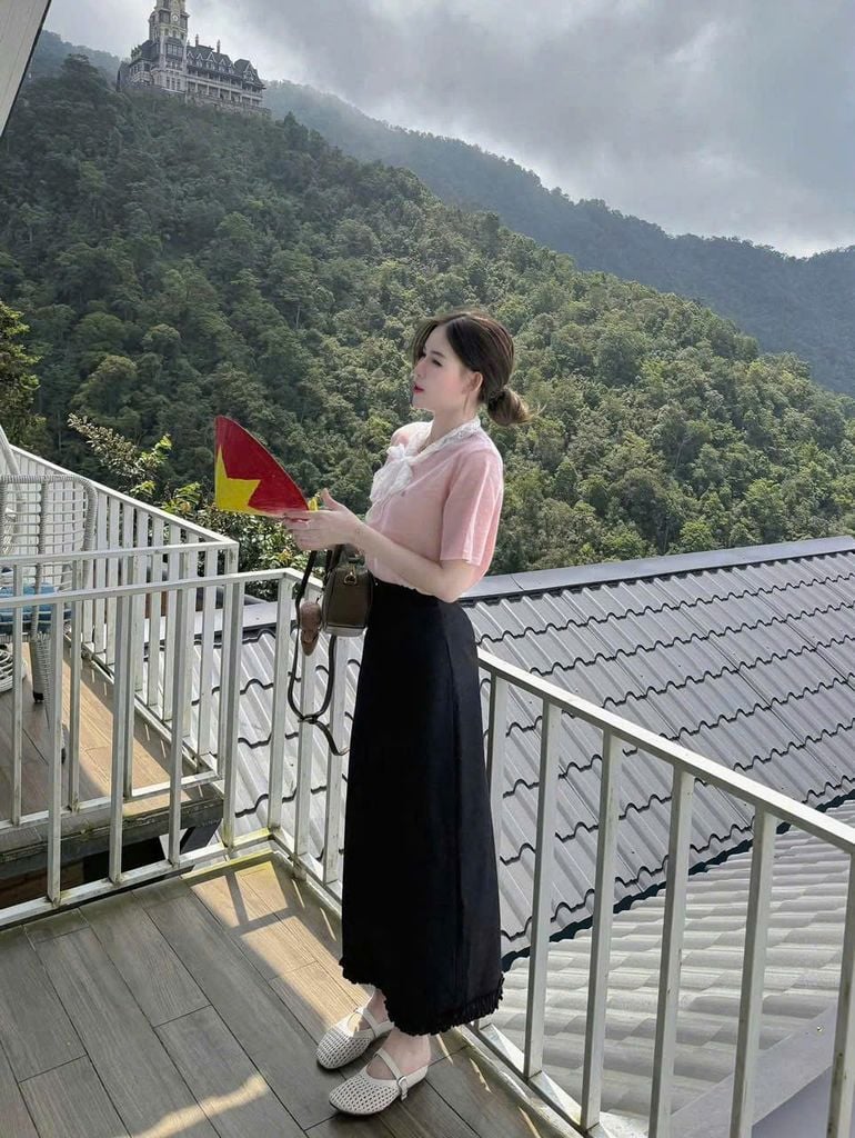 TQ4621 - SET ÁO THUN HỒNG + CHÂN VÁY ĐEN VIỀN BÈO (KHÔNG KÈM KHĂN)