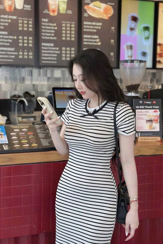 SKY9347 - ĐẦM THUN BODY SỌC TRẮNG VIỀN REN ĐEN