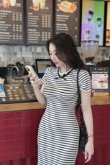 SKY9347 - ĐẦM THUN BODY SỌC TRẮNG VIỀN REN ĐEN