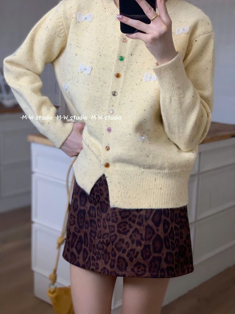LEN4221 CARDIGAN LEN NÚT MÀU ĐÍNH NƠ (VÀNG)