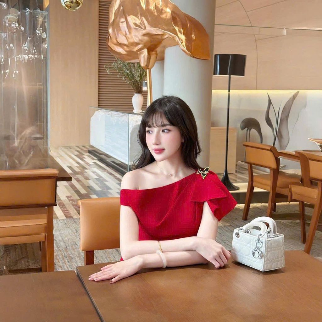 TB9436 ĐẦM LỆCH VAI ĐÍNH TAG BƯỚM (ĐỎ)