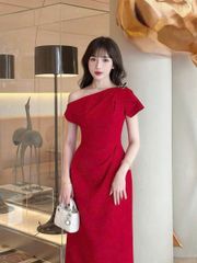 TB9436 ĐẦM LỆCH VAI ĐÍNH TAG BƯỚM (ĐỎ)