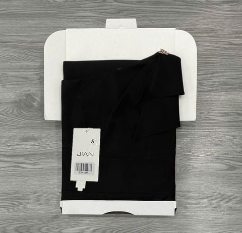 TB9435 ĐẦM LỆCH VAI ĐÍNH TAG BƯỚM (ĐEN)