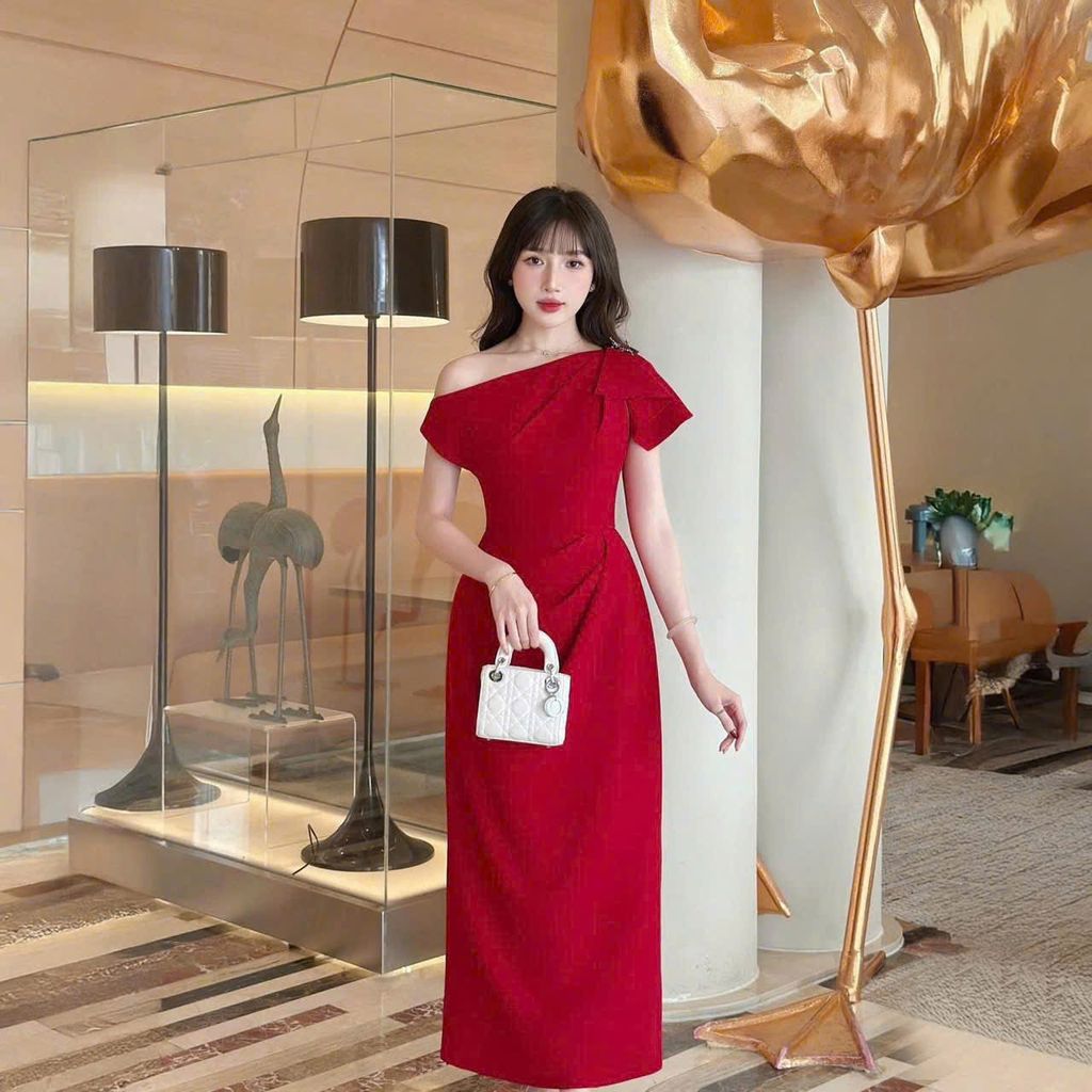 TB9436 ĐẦM LỆCH VAI ĐÍNH TAG BƯỚM (ĐỎ)