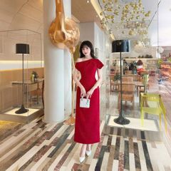 TB9436 ĐẦM LỆCH VAI ĐÍNH TAG BƯỚM (ĐỎ)