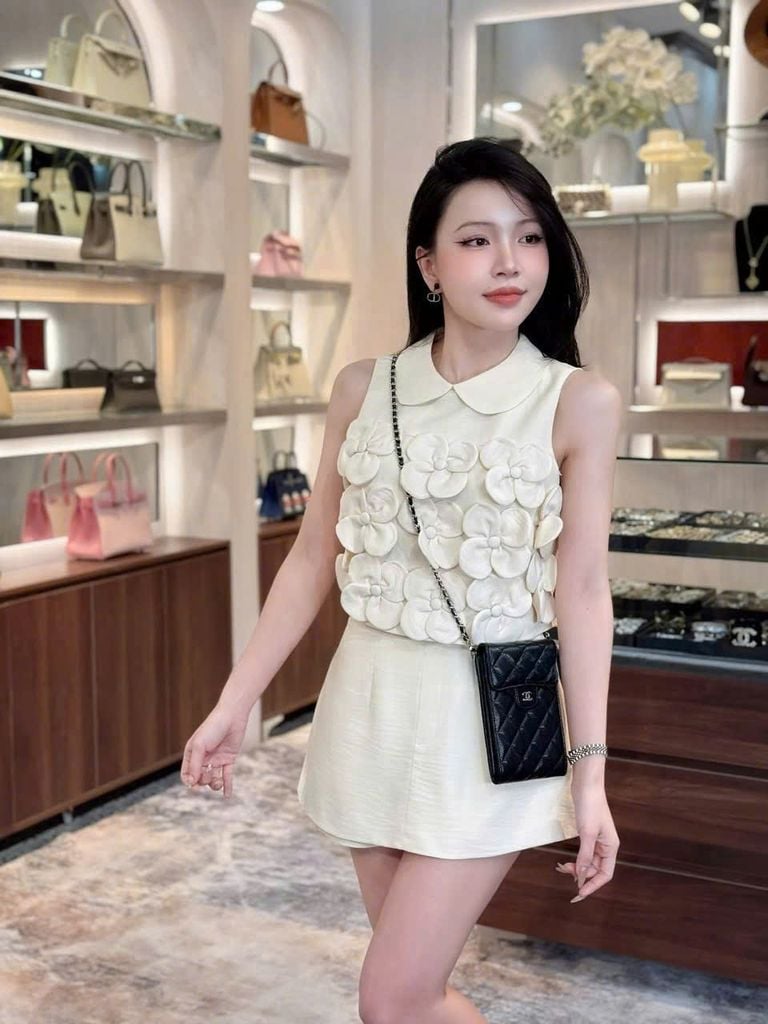 TB9390 SET ÁO CỔ SEN KẾT HOA NỔI - CV NGẮN (KEM)