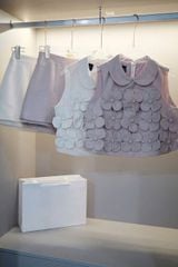 TB9390 SET ÁO CỔ SEN KẾT HOA NỔI - CV NGẮN (KEM)