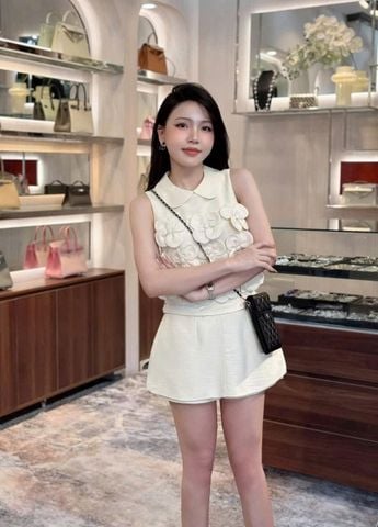 TB9390 SET ÁO CỔ SEN KẾT HOA NỔI - CV NGẮN (KEM)