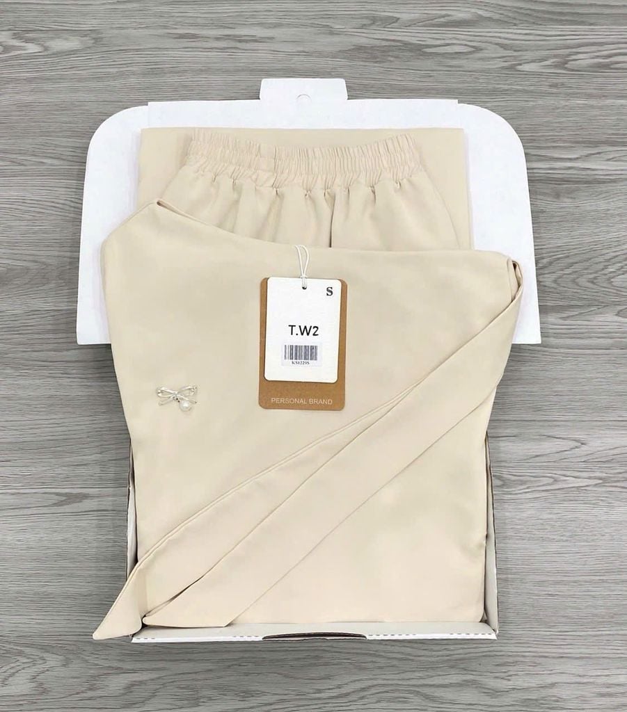 KS1229 - SET ÁO LỆCH VAI NƠ, CHÂN VÁY DÀI (KEM)