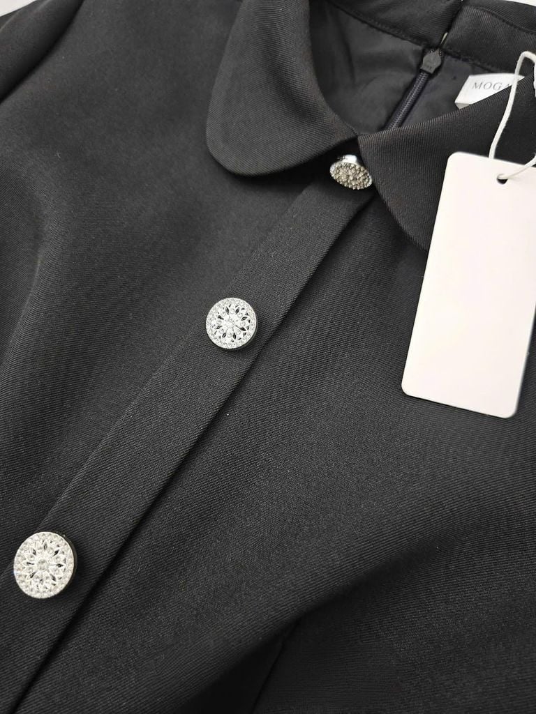 VGU1761 ĐẦM ĐEN CỔ SEN NÚT ĐÁ